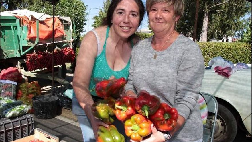 Dos mujeres en un puesto de pimientos en Fresno. / Peio García / ICAL
