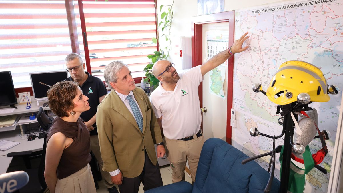 El consejero de Gestión Forestal y Mundo Rural, Ignacio Higuero, ha visitado este jueves a la central del INFOEX en Badajoz