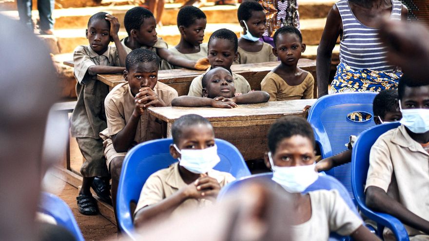 Niños de Davié asisten a una charla de sensibilización contra las ETD