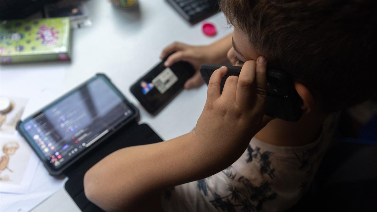 Euskadi experimentará el 18 de abril un día sin móviles en la familia: "Los padres y madres debemos dar ejemplo"