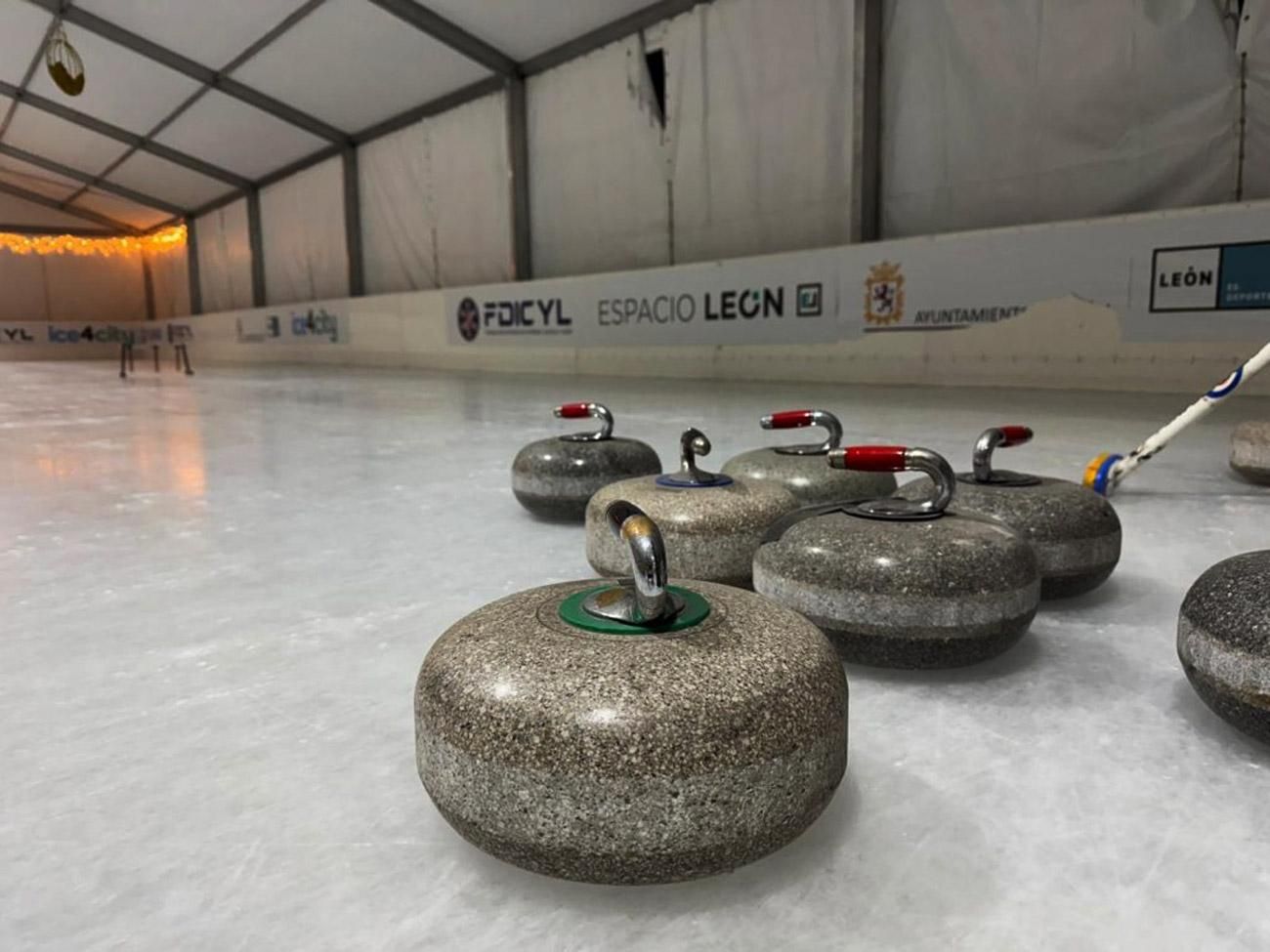 Piedras de Curling en la pista de hielo leonesa Ice4City en Espacio León.