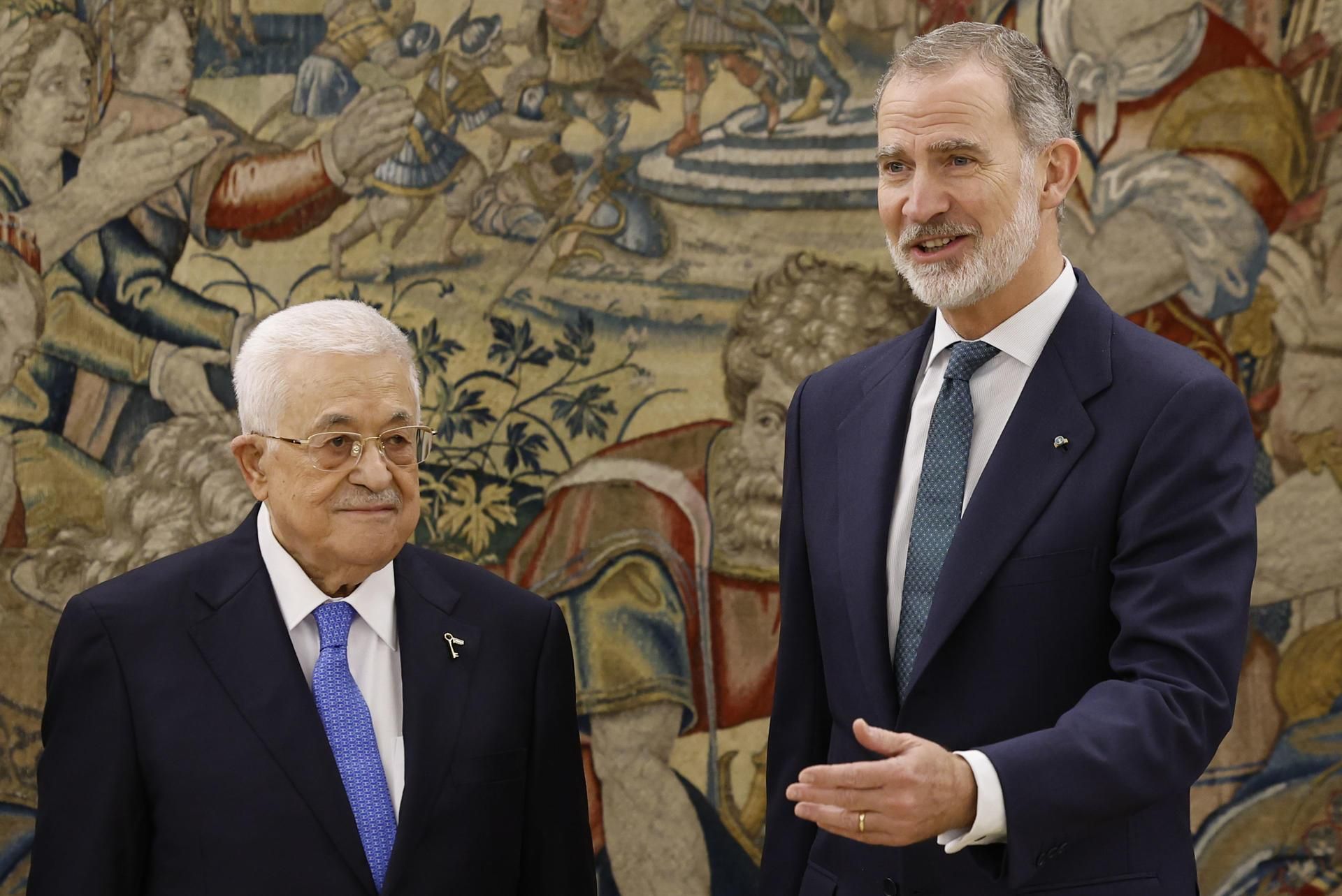 El rey Felipe VI junto al presidente palestino, Mahmud Abás, en el Palacio de la Zarzuela, el 10 de diciembre de 2025.