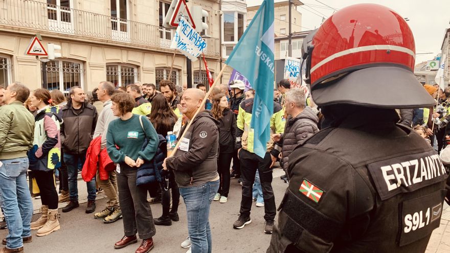 Concentración en Vitoria en las cercanías del Parlamento.