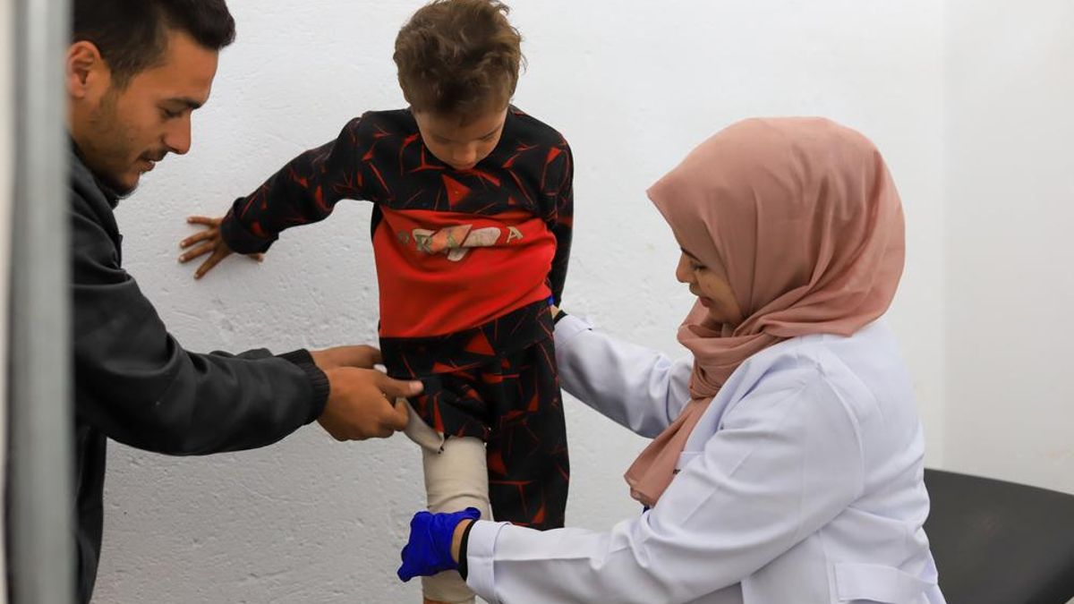 Mía, fisioterapeuta de MSF, en una sesión con un niño de seis años en un puesto de MSF en Al Mawassi.