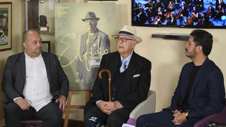 El fundador del grupo folclórico canario Los Sabandeños, Elfidio Alonso, el director musical de la formación, Israel Espino, y el alcalde de La Laguna, Luis Yeray Gutiérrez
