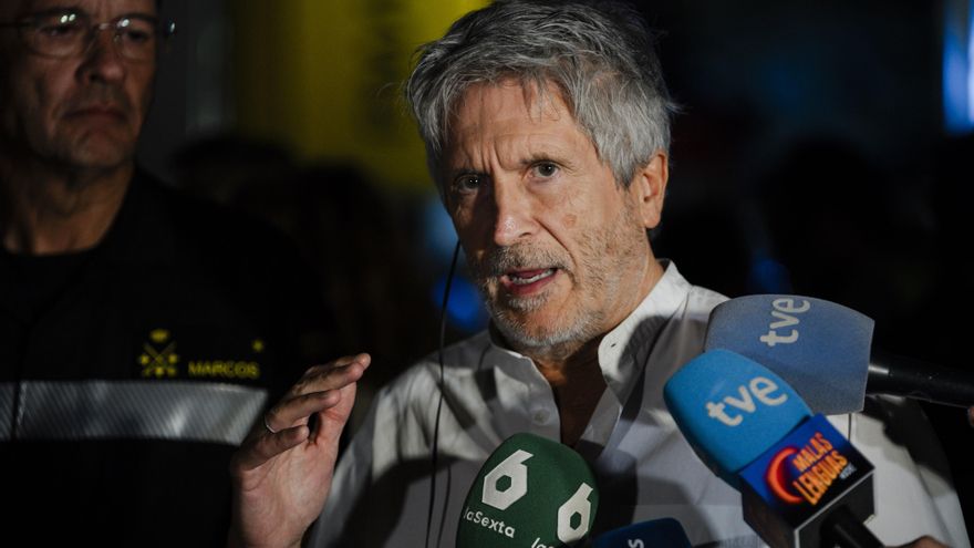 Archivo - El ministro del Interior, Fernando Grande Marlaska, atiende a los medios de comunicación, en el Puesto de Mando Avanzado.