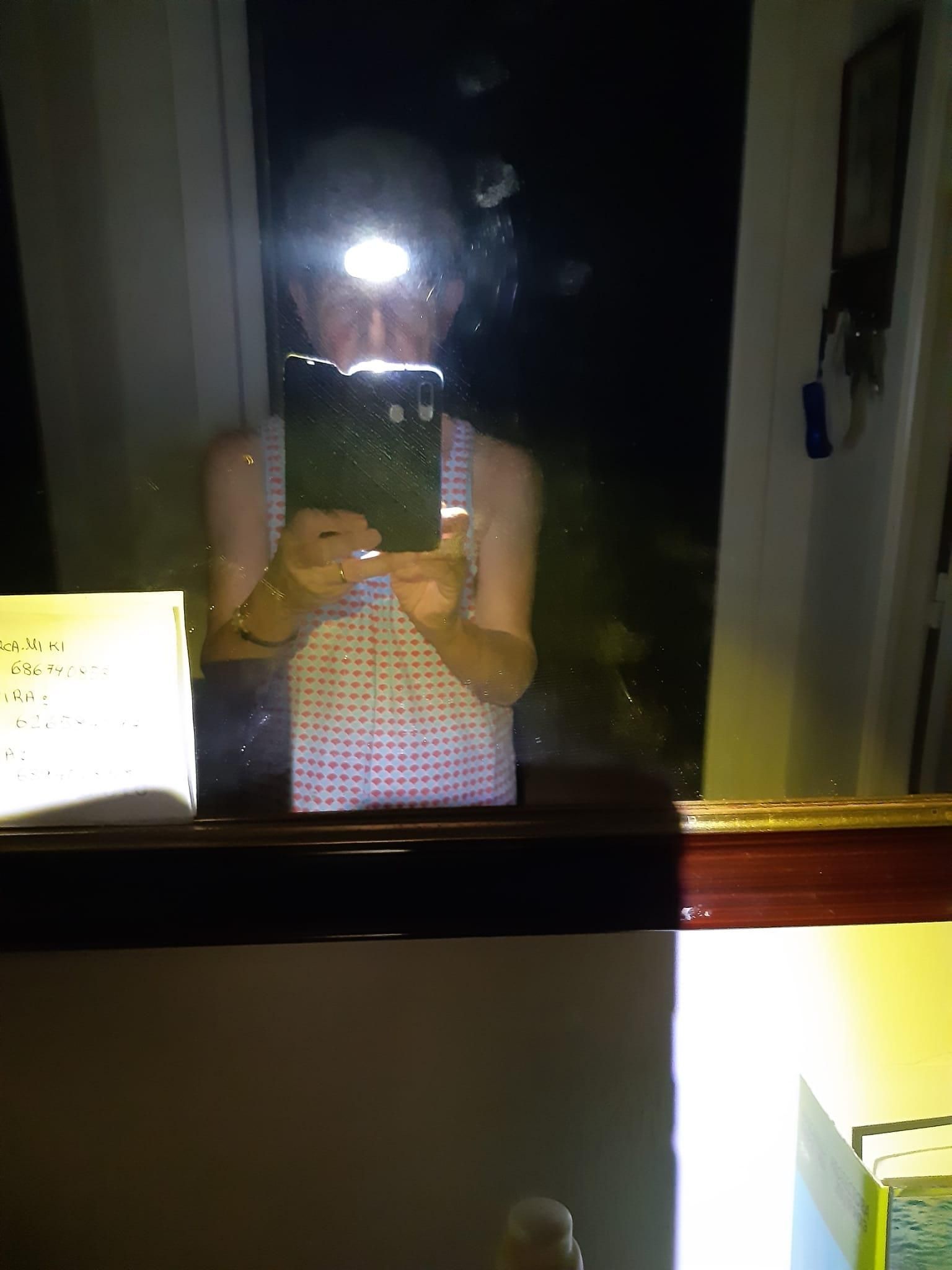 Vecina del Polígono Sur alumbrando con linternas un día de apagón