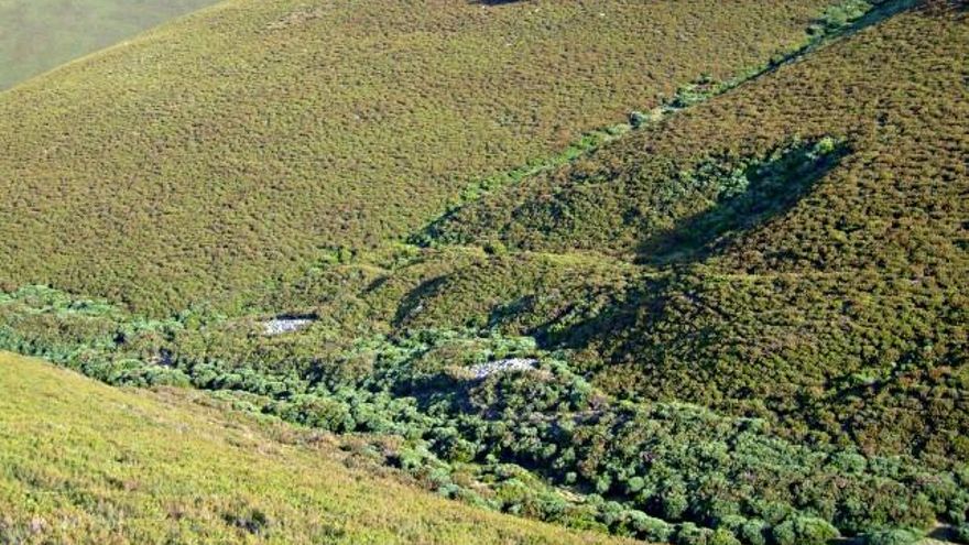 Zonas de extracción y lavado con amontonamientos de cantos.