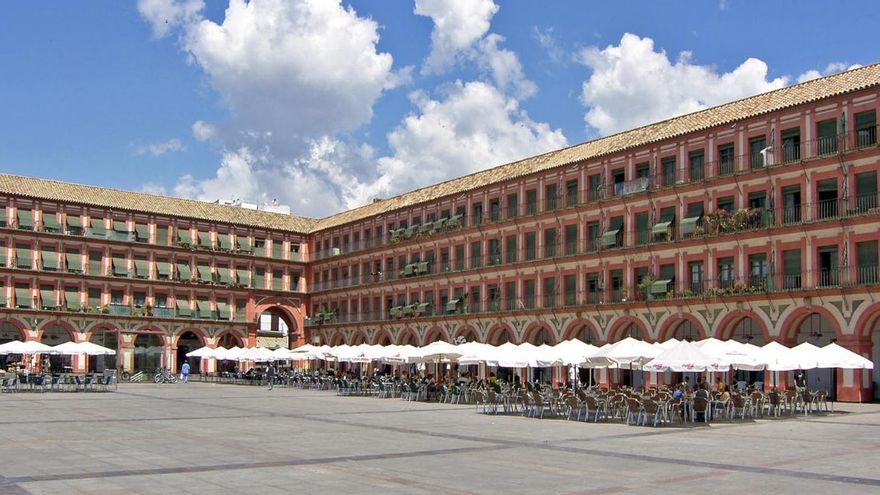 Esta plaza mayor es la única con forma cuadrangular de toda Andalucía