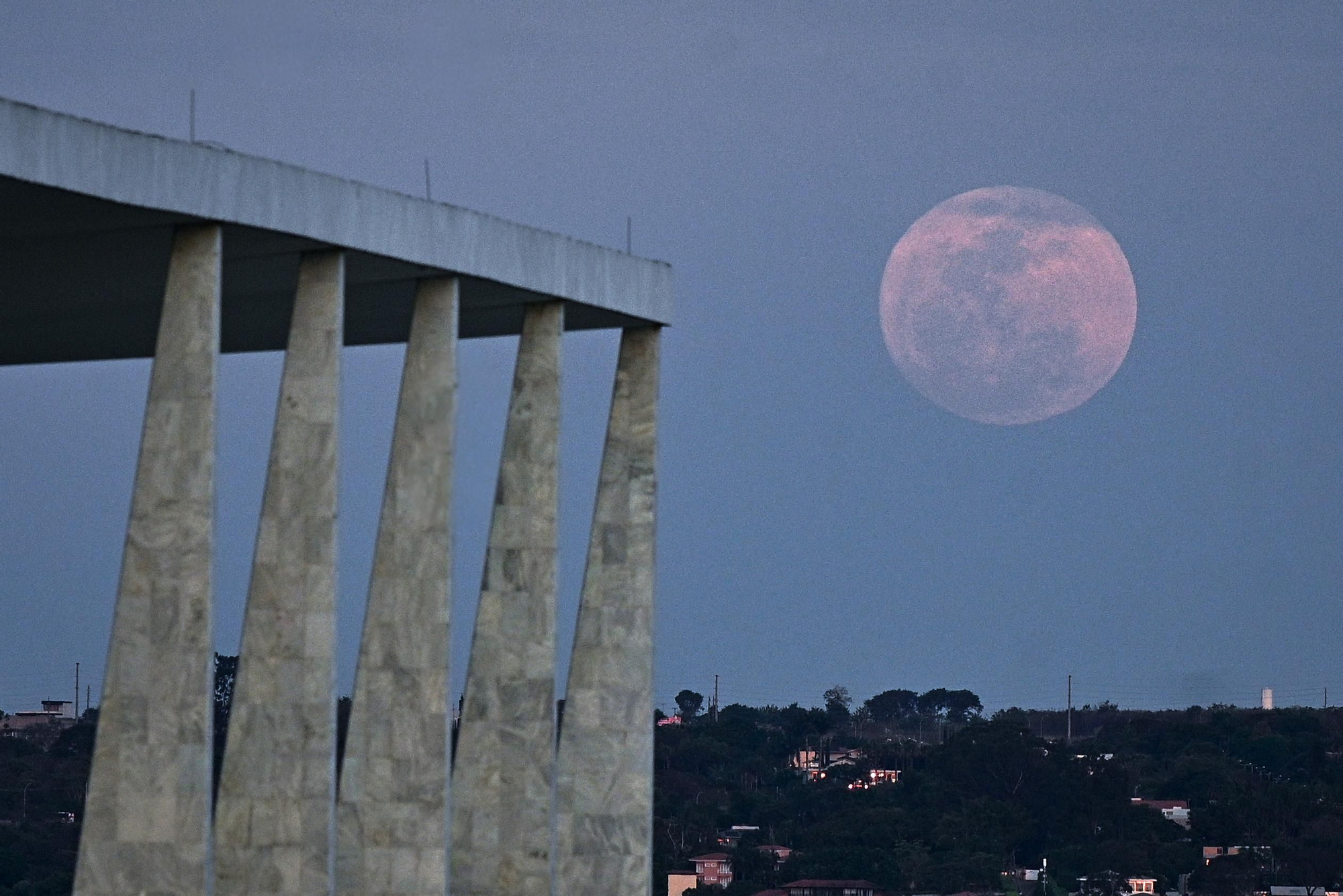 La superluna azul cruza el cielo al lado de las columnas del Palácio del Planalto, hoy en Brasília (Brasil). EFE/Andre Borges