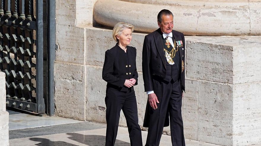 La presidenta de la Comisión Europea, Úrsula von der Leyen, esta mañana en el funeral del papa