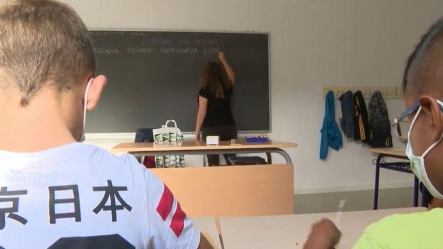 Dos alumnos durante una clase en Argelita.