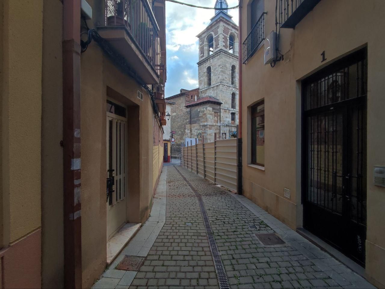 Calle Trastámara liberada, al fondo la iglesia del Mercado.
