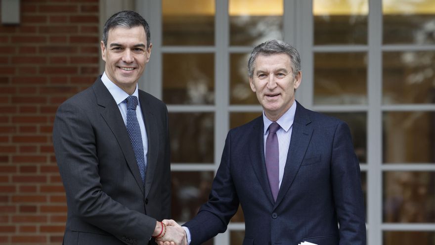 El presidente del Gobierno, Pedro Sánchez y el líder del PP, Alberto Núñez Feijóo en el Palacio de la Moncloa en una imagen de archivo. EFE/Javier Lizón