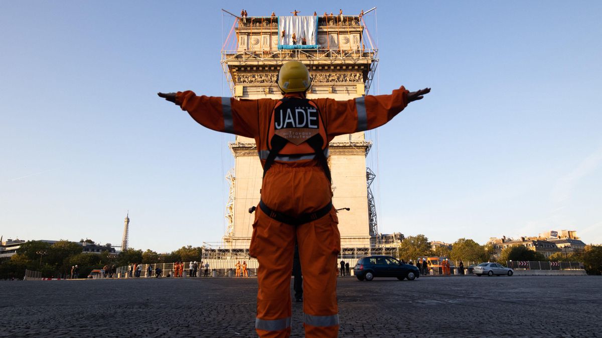 Un técnico realiza señales para dirigir la instalación