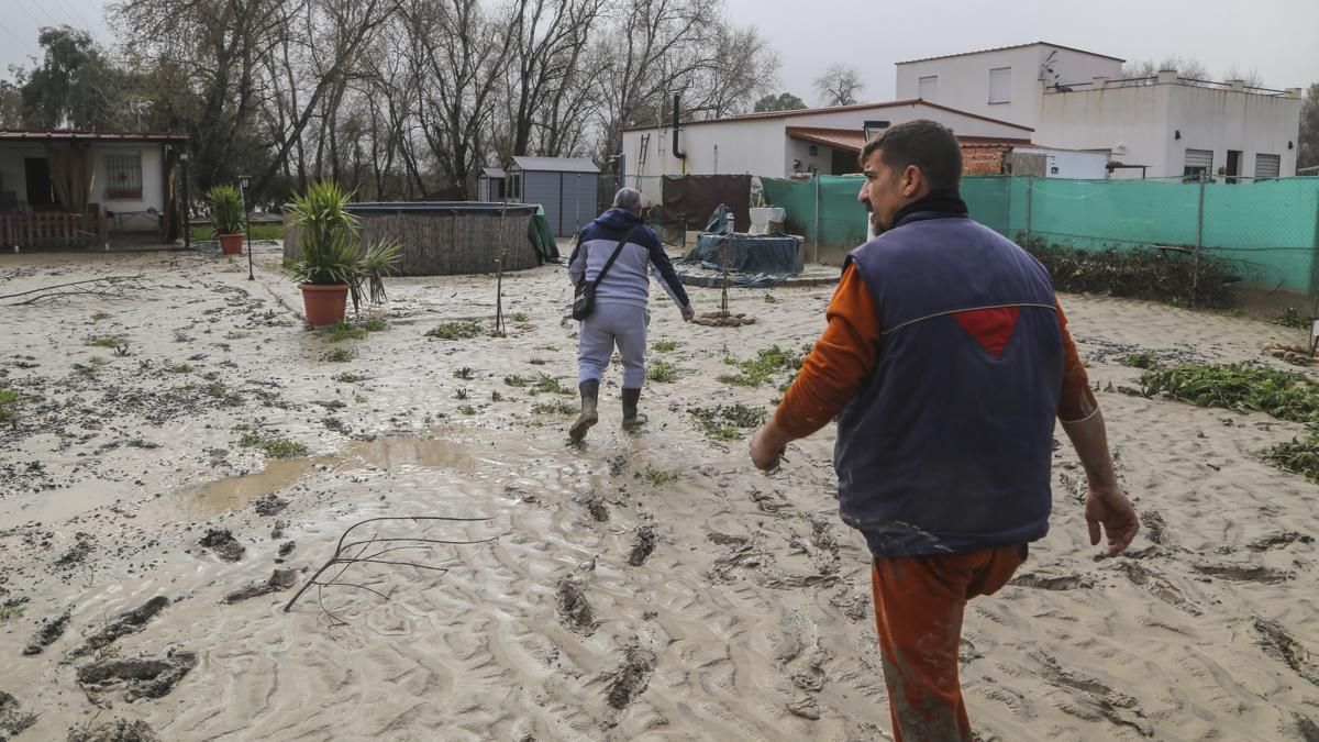 Vecinos de la parcelación de Las Cigüeñas, Montón de la Tierra limpian el barro de sus viviendas