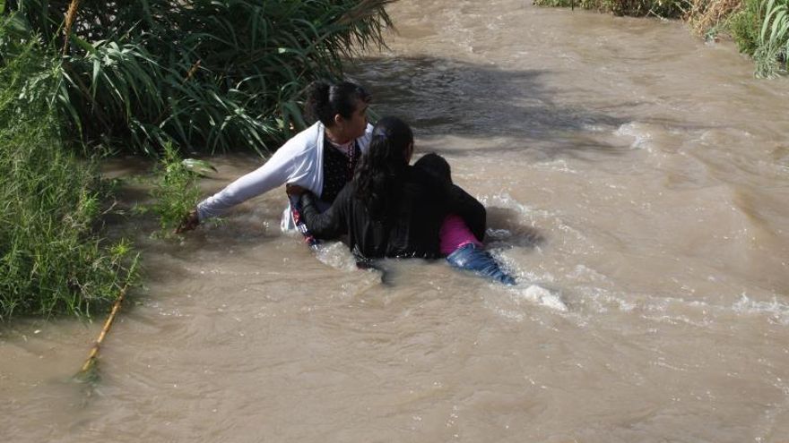Los migrantes en alerta ante el peligro de cruzar a EE.UU. por el río Bravo