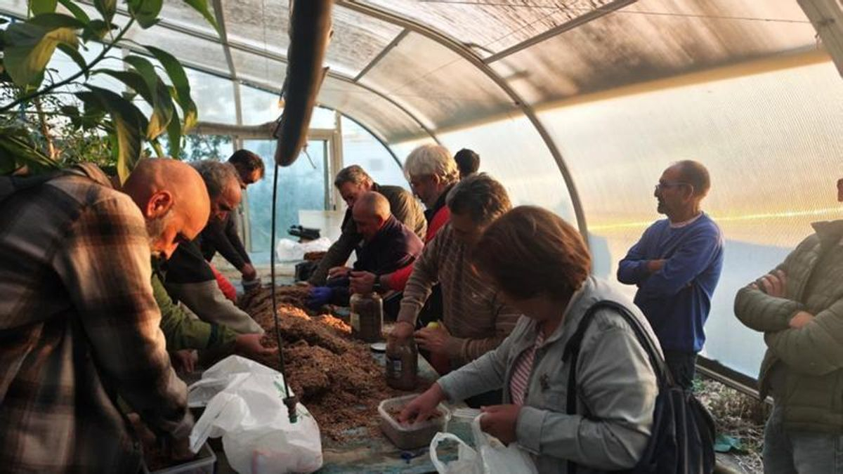 Prácticas de elaboración de bokashi durante el curso de horticultura ecológica en Hospital de Órbigo 2025 de Naturgeis. 