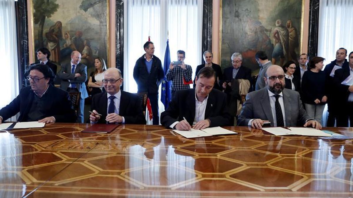 Cristóbal Montoro y los sindicatos firman un acuerdo en la sede del Ministerio de Hacienda