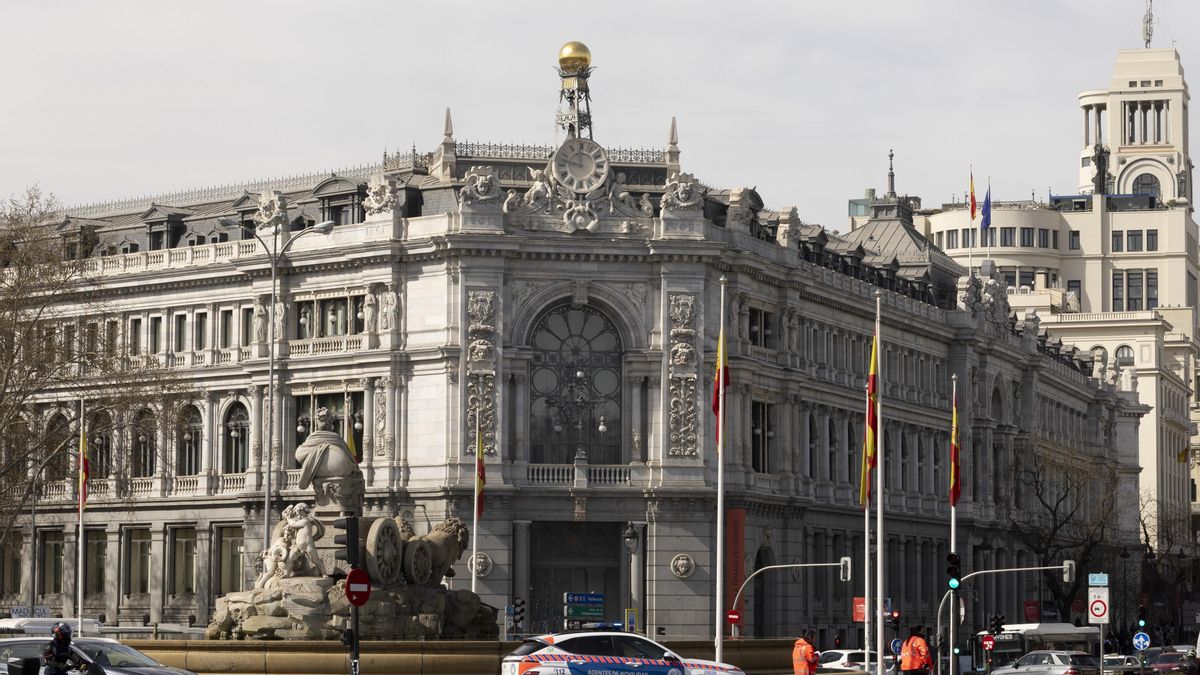 Imagen de archivo de la Fachada del Banco de España con cielo cargado de nubes.