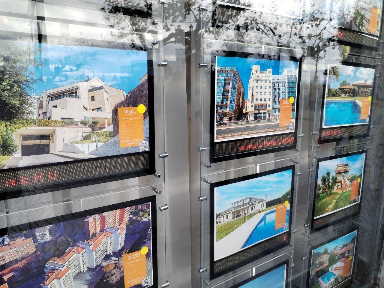 Venta de inmuebles en una oficina inmobiliaria.