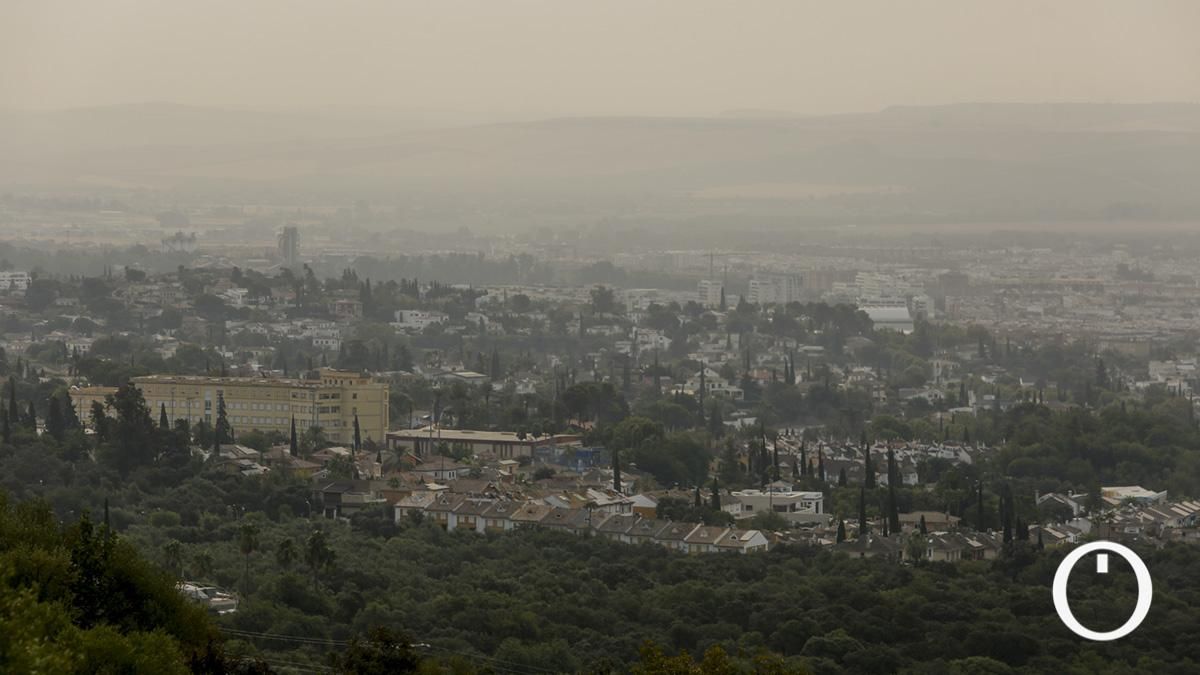 El humo de los incendios cubre de nuevo el cielo de Córdoba