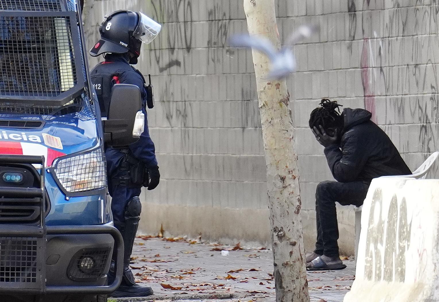 Las imágenes del desalojo de 400 personas en Badalona