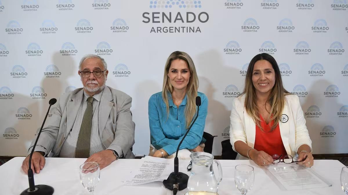 Carolina Losada junto a Andrea Guacci en una actividad en el Senado