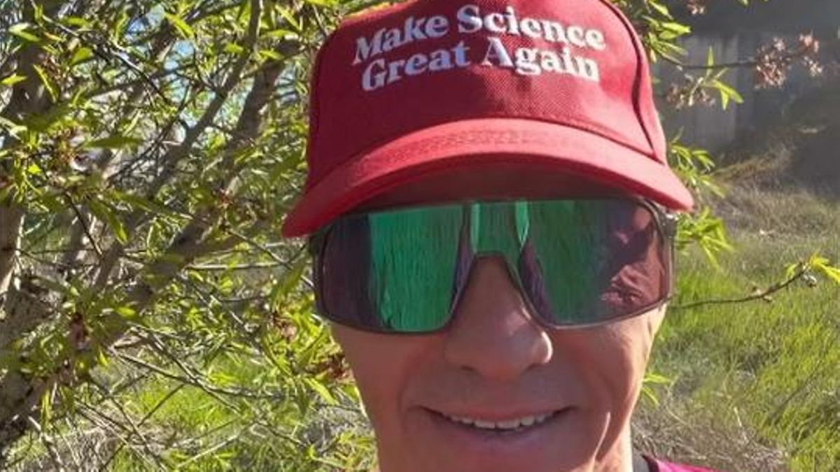 'Make Science Great Again': Sánchez desafía el lema de Trump en bici y a ritmo de Hannah Montana