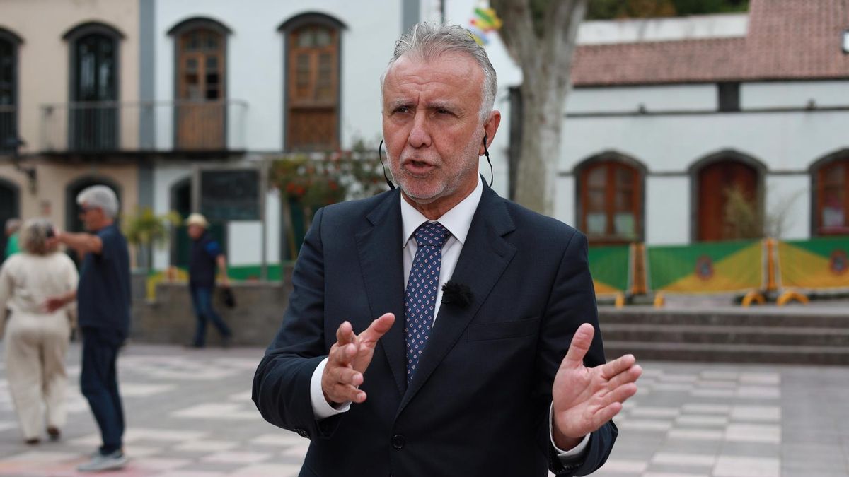 El ministro de Política Territorial, Ángel Víctor Torres, atiende a la prensa durante una visita el municipio de Valleseco, en Gran Canaria.