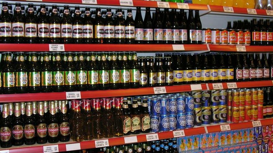 Botellas de bebidas de un supermercado.