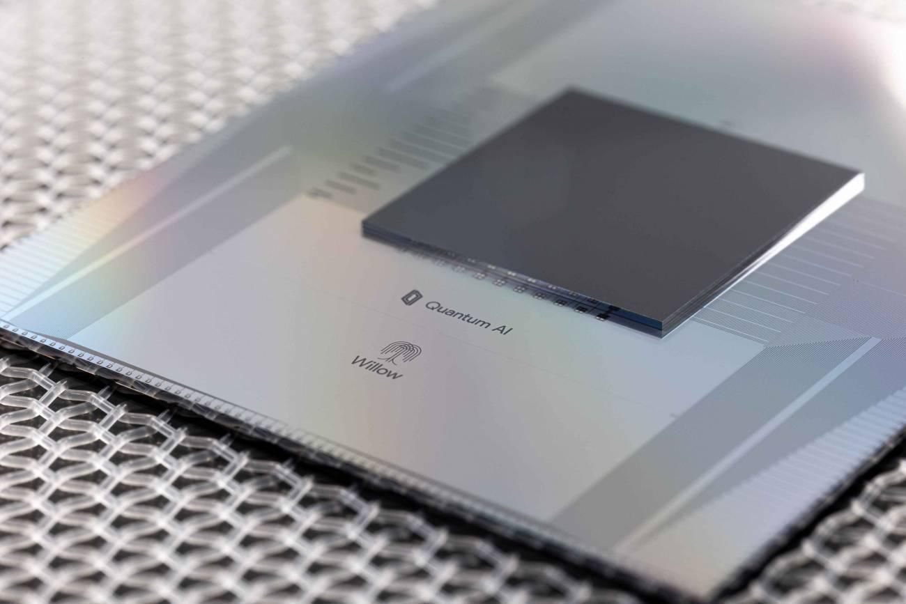 Primer plano del chip cuántico Willow.