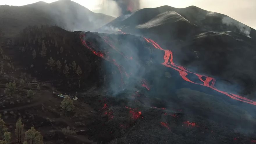 El derrame de una colada en la zona de Las Norias destruye más edificaciones en La Palma
