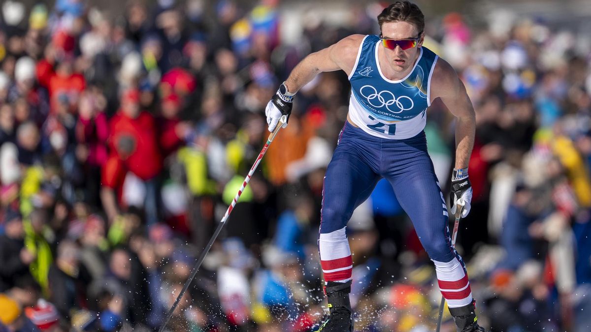 El estadounidense John Steel Hagenbuch durante los 10 km de esquí de fondo en los JJOO de Milano-Cortina d'Ampezzo.