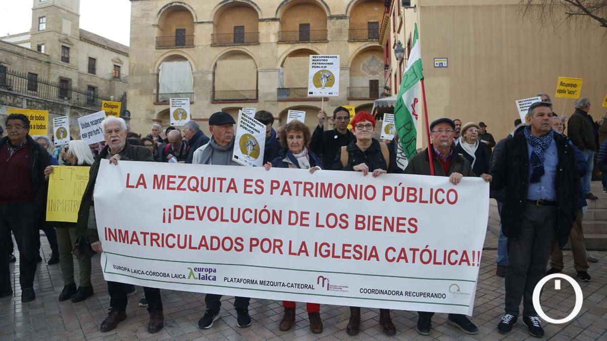 Concentración para denunciar el incumplimiento del Gobierno en la recuperación de los bienes inmatriculados por la Iglesia católica