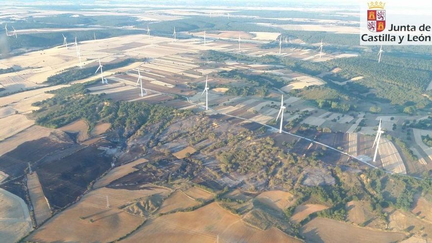 Controlado el incendio en San Pedro de Valderaduey que llegó a movilizar a una treintena de medios aéreos y terrestres