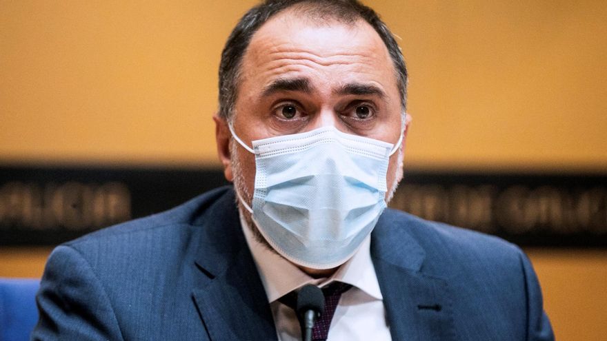 El conselleiro de Sanidad, Julio García Comesaña, informa en rueda de prensa de los acuerdos adoptados en la reunión del comité clínico que asesora a la Xunta en la gestión de la pandemia, este martes en Santiago de Compostela. EFE/Óscar Corral