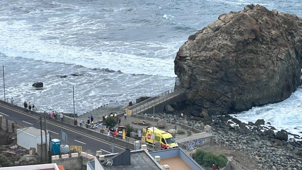 Seis personas caen al agua tras un golpe de mar en la costa de Tenerife