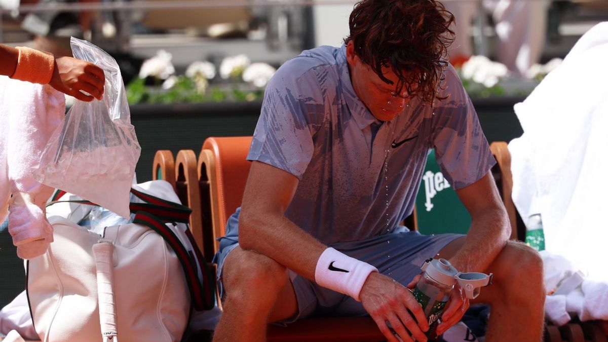 Salta la gran sorpresa en Roland Garros: Jannik Sinner cae eliminado tras sufrir un golpe de calor