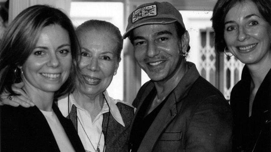 Lina, en su taller durante la visita que realizó el diseñador John Galliano en 2006.