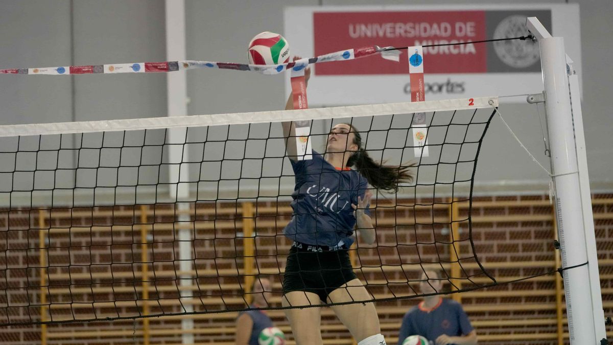 El equipo de voleibol de la UMU entrena con el sistema de doble red