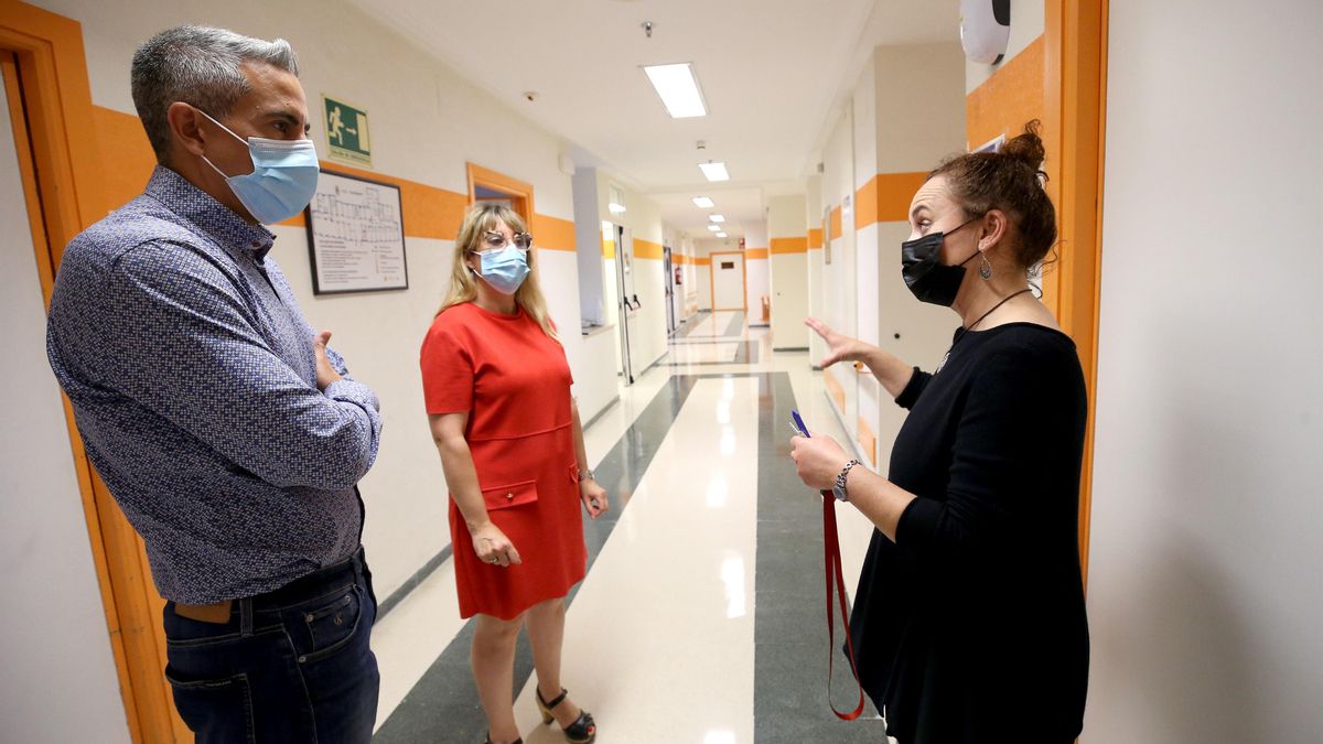 El vicepresidente en funciones, Pablo Zuloaga, y consejera de Empleo y Políticas Sociales en funciones, Eugenia Gómez de Diego, realizan una visita a las instalaciones del CAD de Cueto