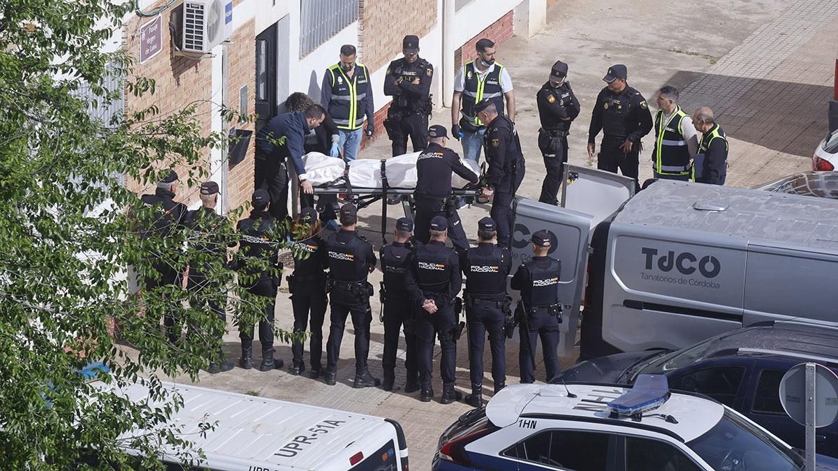 Los forenses sacan el cuerpo sin vida de Tulia de su vivienda