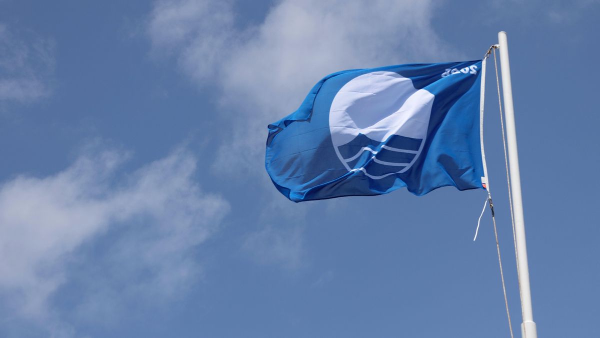 Agaete iza la bandera azul en la playa de Las Nieves