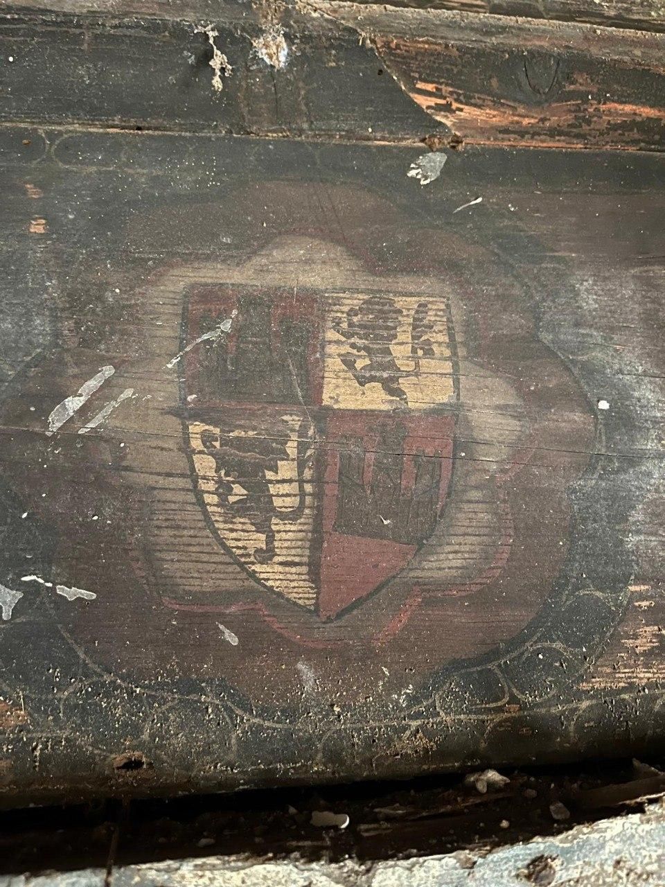 El escudo de Castilla y León hallado en la Real Academia de Córdoba.