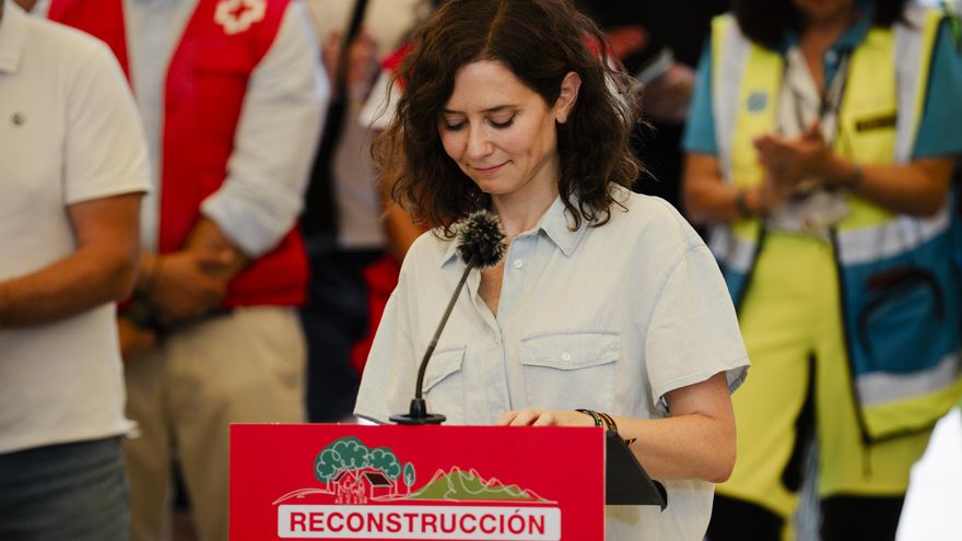 La presidenta de la Comunidad de Madrid, Isabel Díaz Ayuso, atiende a los medios durante una visita a municipios e instalaciones afectadas por los incendios.
