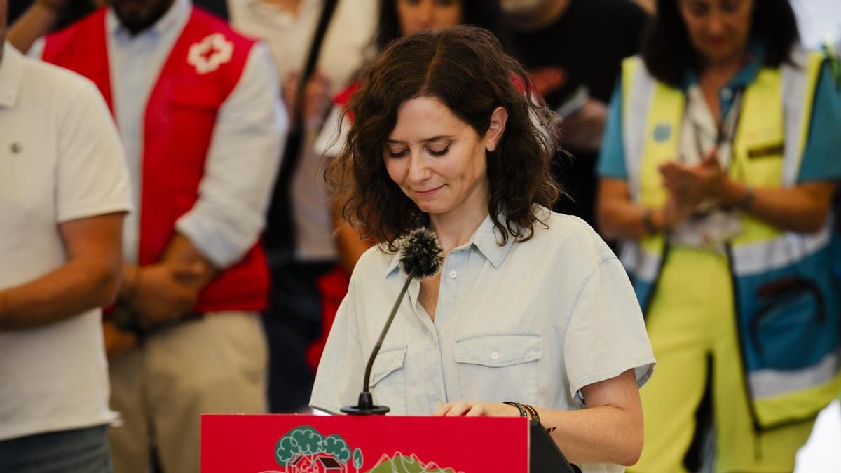 La presidenta de la Comunidad de Madrid, Isabel Díaz Ayuso, atiende a los medios durante una visita a municipios e instalaciones afectadas por los incendios.