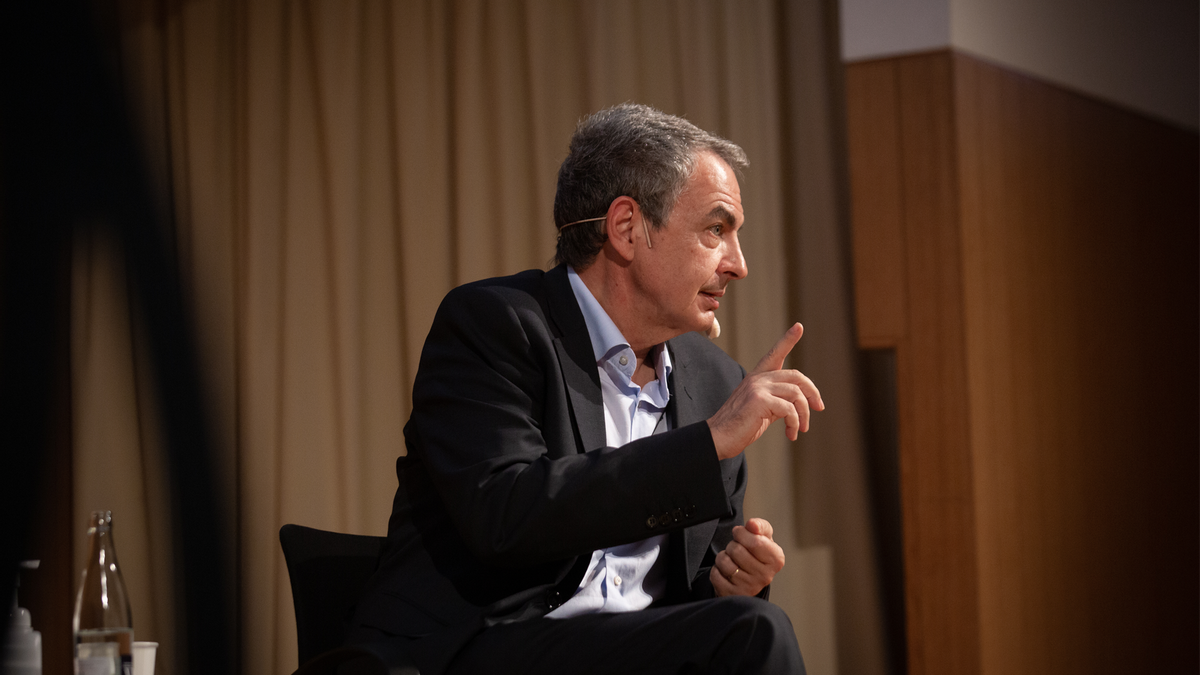 Archivo - El expresidente del Gobierno José Luis Rodríguez Zapatero, durante la presentación de su libro ‘No voy a traicionar a Borges', en el Ateneu de Barcelona, Cataluña (España).