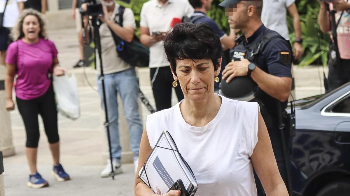 Un hombre agrede a un periodista al confundirle con un migrante en una protesta contra Elma Saiz: "Soy de Ceuta, imbécil"