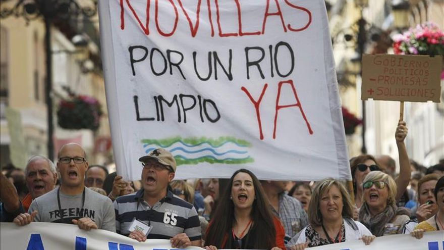 Más de 2.000 personas exigen en Zaragoza la limpieza integral del río Ebro